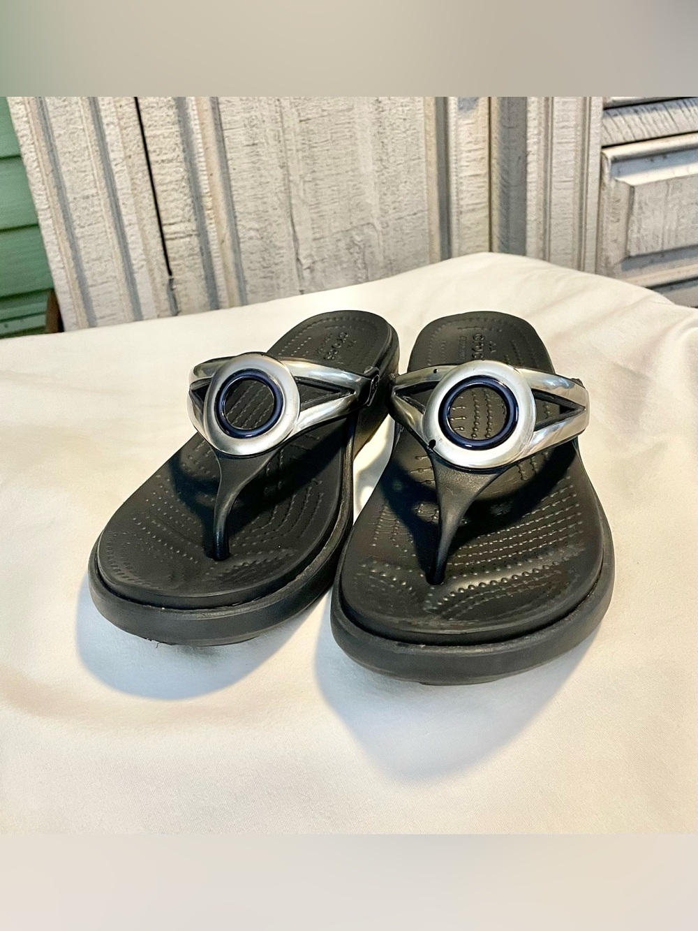 CROCS Sanrah Wedge - Silver Ring/Comfort/Flip~Flop - Women’s Sz 8 - Black/Silver